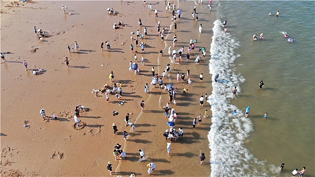 山东省日照市,海边再现人从众景观,端午节小长假首日旅游井喷