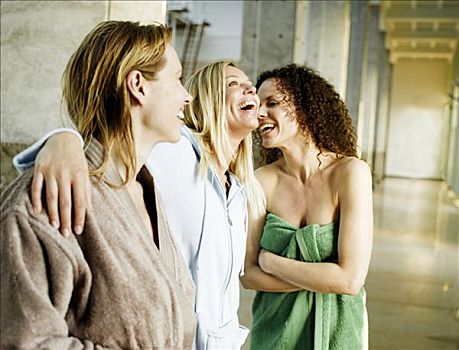 三个女人,笑,水疗