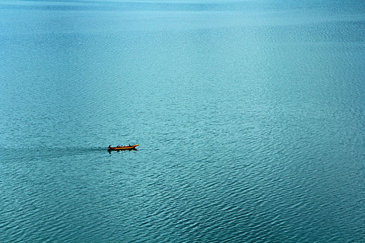 泸沽湖上的小舟