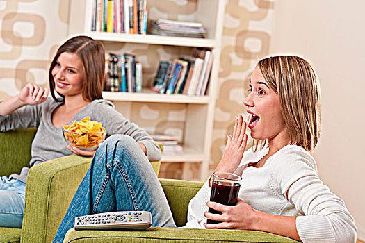 学生,两个,微笑,女青年,看电视,一起,吃,松脆食品