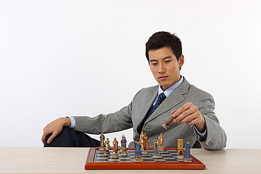 商务男士玩国际象棋