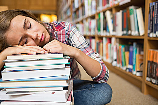 打瞌睡,学生,坐,图书馆,地面,靠着