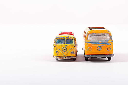 两个,黄色,玩具,大众汽车,箱式货车,白色背景