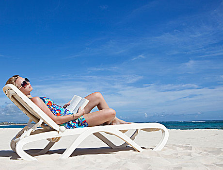女人,放松,书本,沙滩椅,海洋,蓬塔卡纳,多米尼加共和国