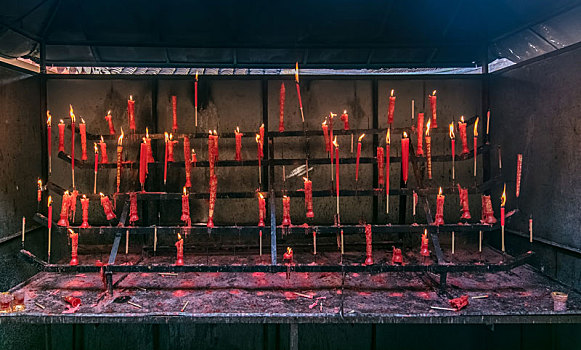 浙江省台州市禅院蜡烛香炉