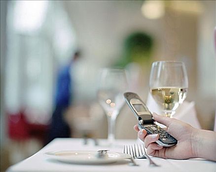 女人,发短信,餐馆