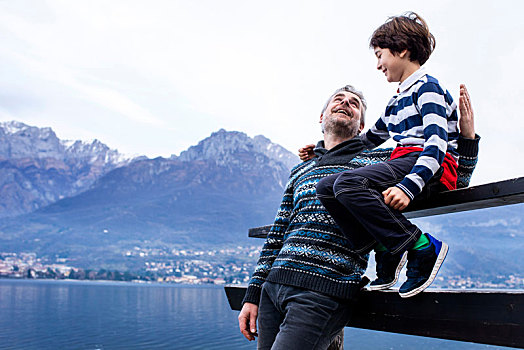 男孩,父亲,坐,码头,栅栏,科摩湖,伦巴第,意大利