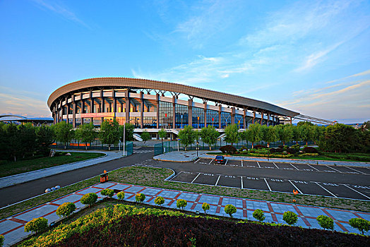 夕阳下的延吉市人民体育场