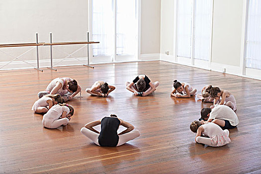 孩子,坐在地板上,练习,芭蕾舞,教师,芭蕾舞学校