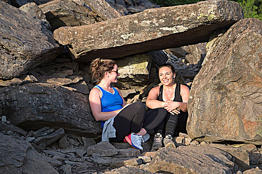 女人,放松,岩石上,休息,哥伦比亚河峡谷,俄勒冈,美国