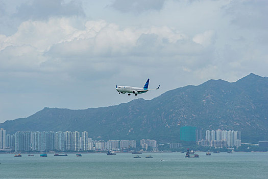 一架印度尼西亚鹰航空客机正降落在香港国际机场