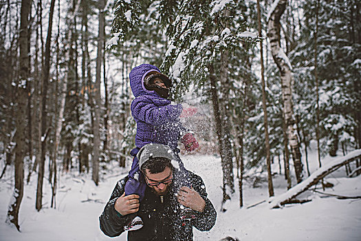 父亲,女儿,雪景,肩上