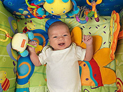 高兴,微笑,婴儿,男孩,卧,彩色,玩,垫,玩具