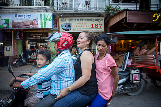 柬埔寨,金边,街景,家庭,摩托车