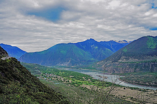 雅鲁藏布江大峡谷的河道