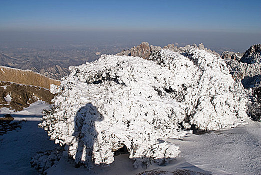 黄山雪景和拍摄者的影子