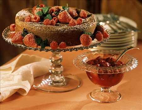 巧克力蛋糕,草莓,树莓