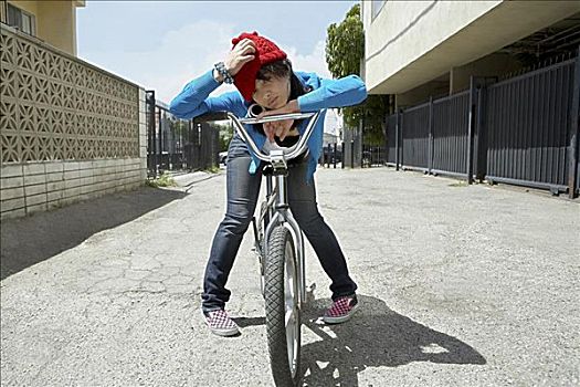 女青年,坐,自行车,挠,头部