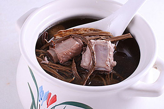 茶树菇煨排骨煲汤