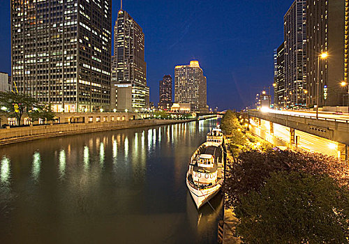 美国,伊利诺斯,芝加哥,夜晚,芝加哥河,靠近,驾驶
