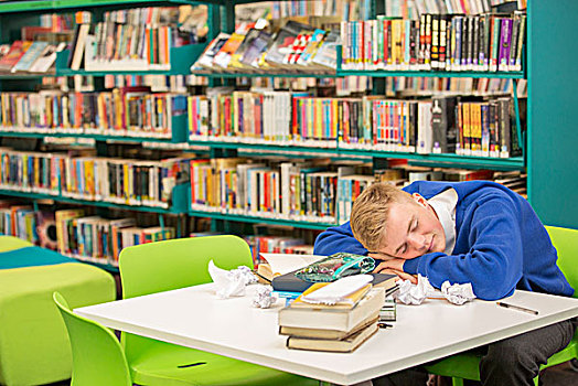 疲惫,学生,睡觉,桌上,图书馆