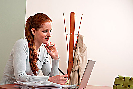长,红发,女人,工作,办公室,笔记本电脑,坐,桌子