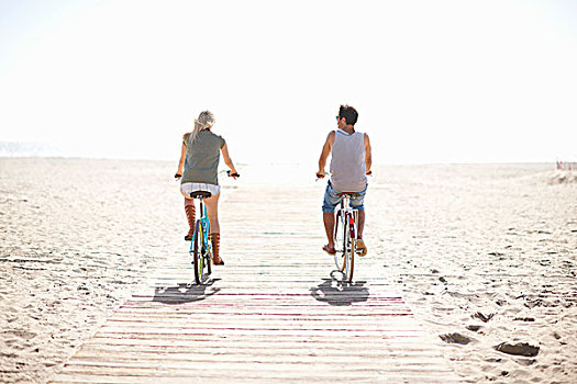 后视图,情侣,骑自行车,木板路,威尼斯海滩,洛杉矶,加利福尼亚,美国