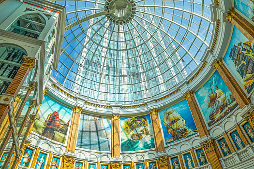 购物广场明亮的中庭玻璃穹顶和艺术壁画