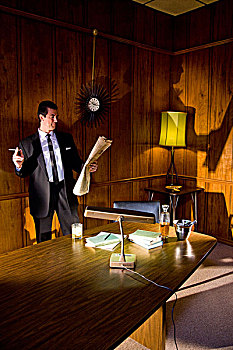 旧式,肖像,商务人士,放松,香烟,会议室