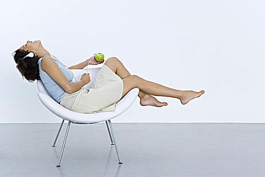 女人,倚靠,椅子,听,耳机,苹果,侧面视角