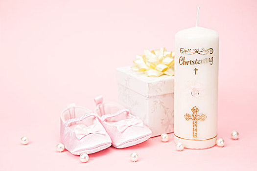 洗礼仪式,蜡烛,粉色,婴儿鞋,礼盒,粉色背景,珍珠