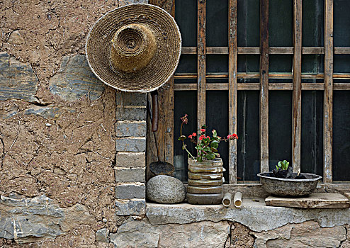 草帽,老房子,窗台,花草