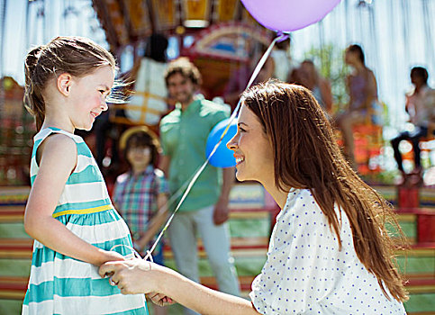 母亲,女孩,气球,对视,游乐园