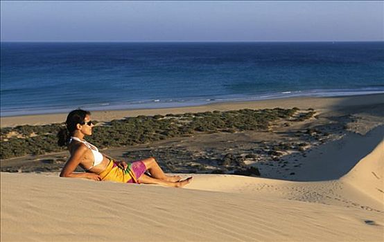 女人,躺着,沙丘,远眺,干盐湖,海滩,富埃特文图拉岛,加纳利群岛,西班牙,欧洲