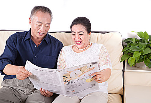 两位老年人看报纸
