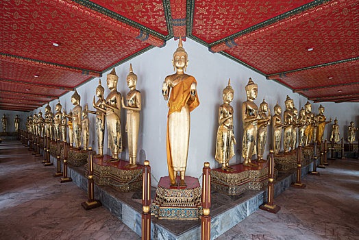 曼谷卧佛寺走廊中一排金色佛像