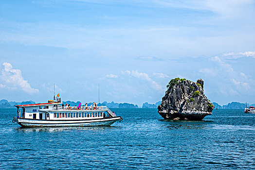 越南广宁鸿基市下龙湾海上石林