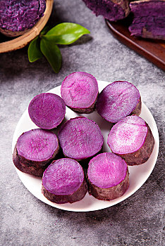石板上放着一盘切开的紫薯