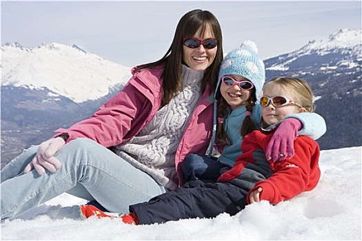 母亲,两个,女儿,6-8岁,坐,一起,雪中,地点,戴着,墨镜,微笑,头像,山脉,背景
