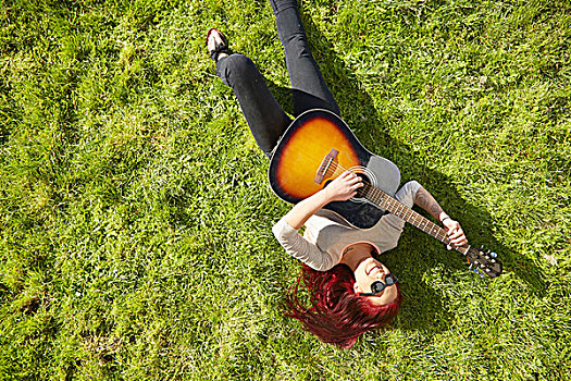 俯视,美女,躺着,草,演奏,木吉他