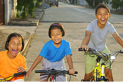 三个孩子,自行车