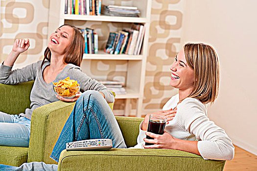 学生,两个,微笑,女青年,看电视,一起,吃,松脆食品