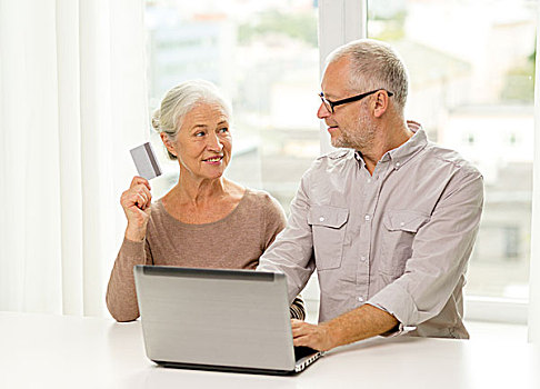 家庭,科技,岁月,人,概念,高兴,老年,夫妻,笔记本电脑,信用卡,在家
