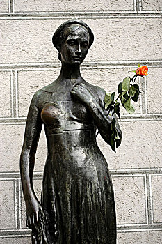 雕塑,朱丽叶,拿着,粉色,玫瑰,慕尼黑,上巴伐利亚,德国,欧洲