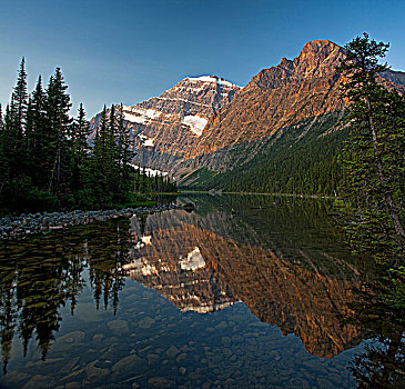 湖,伊迪斯卡维尔山,碧玉国家公园,艾伯塔省,加拿大