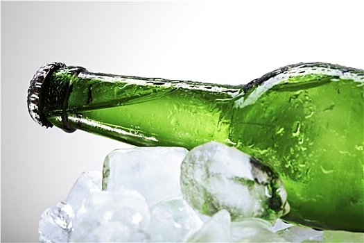 绿色,啤酒瓶,躺着,冰