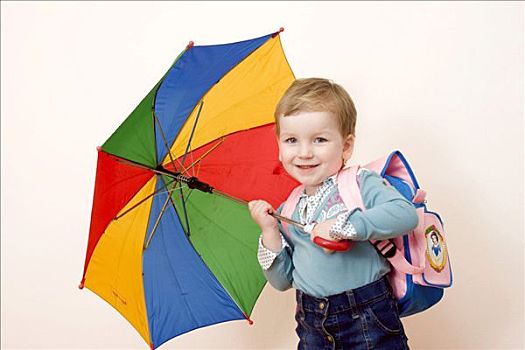 小女孩,3岁,伞,书包