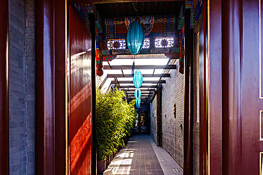 朱红色中国建筑大门与廊道
