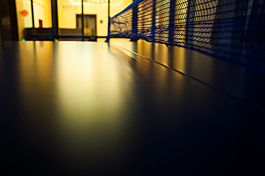 暗色光线中的乒乓球台
