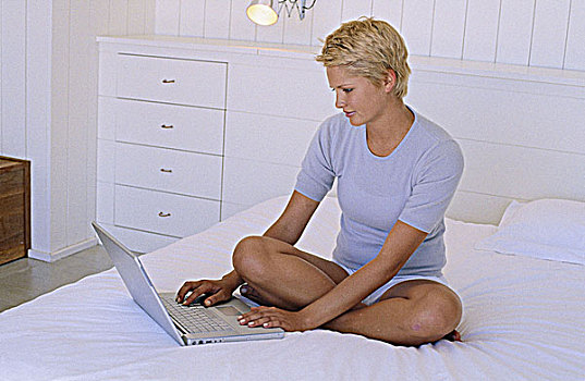 女青年,坐,床,笔记本电脑